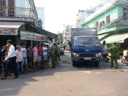 Xe tải chở nhớt tông chết 2 người trong hẻm