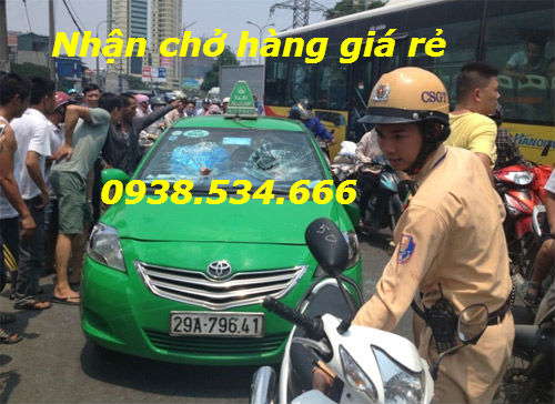 Cảnh sát chặn bắt taxi vi phạm trên đường Nguyễn Khoái.