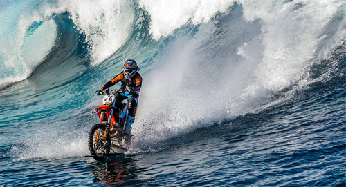 Robbie Maddison và chiếc KTM 250SX thách thức những con sóng cao nhiều mét.