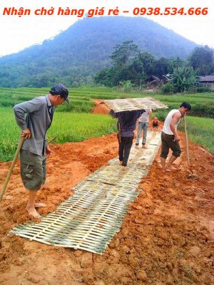 Dân làm đường 'bê tông' bằng tre để thoát cảnh lầy lội