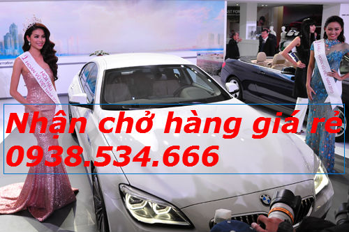 Hoa hậu Hoàn vũ Việt Nam 2015 Phạm Thị Hương (trái) và Á hậu một Ngô Trà My.