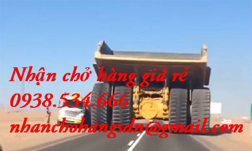 Xe khổng lồ trên đường cao tốc